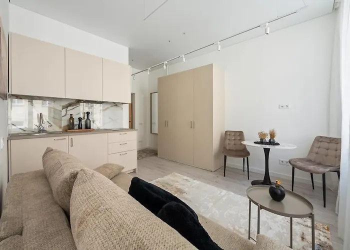 Close To Old Town & Amenities 1 דירה *